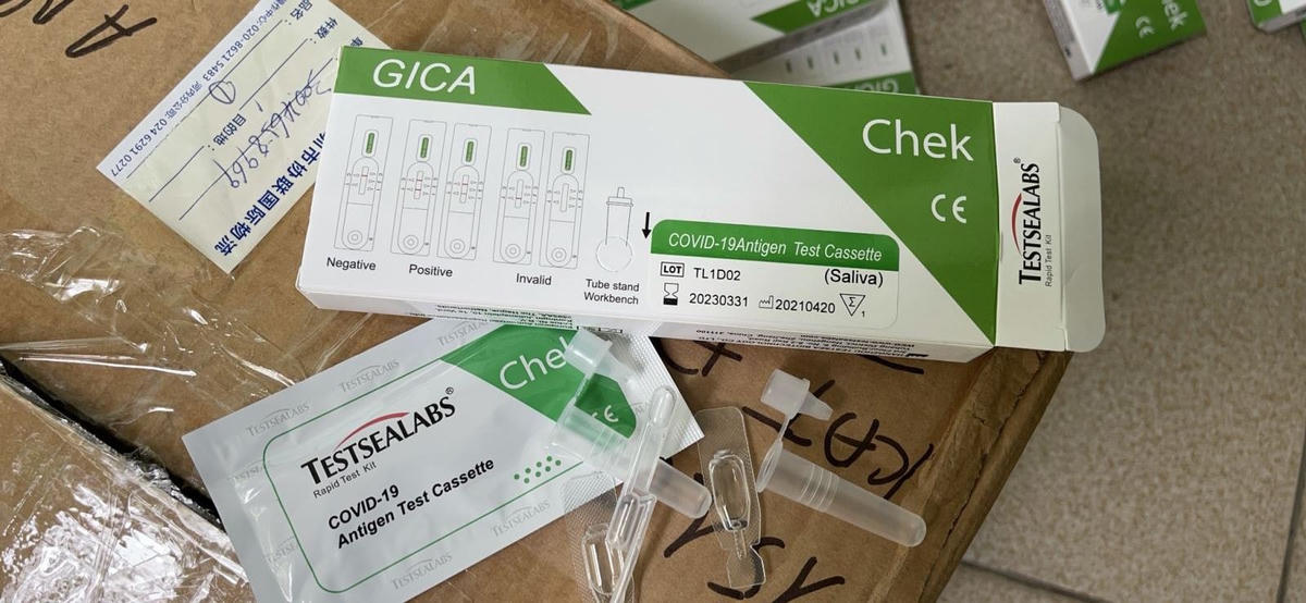 Một bộ xét nghiệm nhanh SARS-CoV-2 được giới thiệu bán trên mạng.