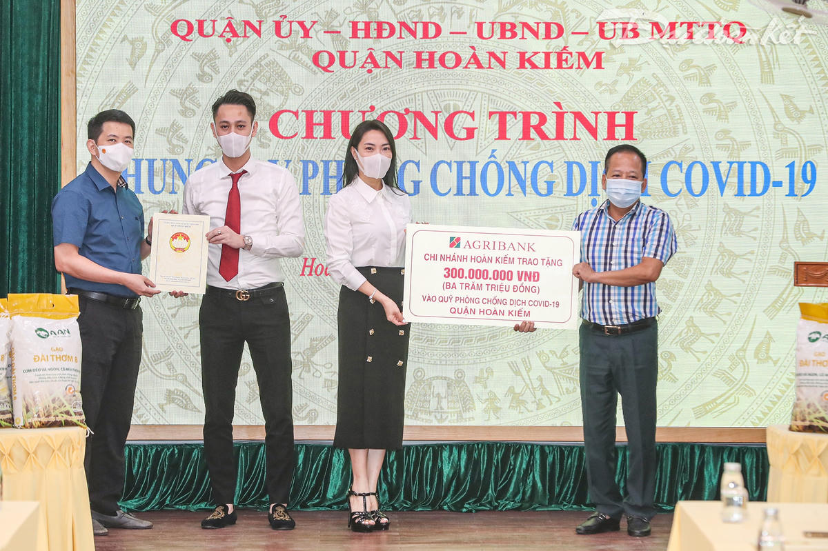 Đại diện Ngân hàng Agribank chi nhánh quận Hoàn Kiếm trao tặng 300 triệu đồng vào Quỹ phòng, chống dịch Covid-19.
