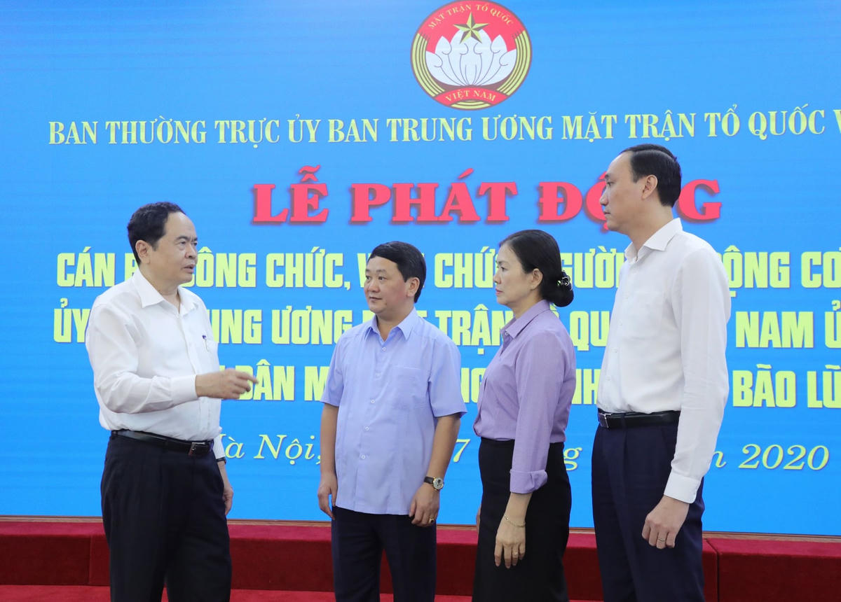 Chủ tịch Trần Thanh Mẫn cùng Phó Chủ tịch - Tổng Thư ký Hầu A Lềnh, Phó Chủ tịch Trương Thị Ngọc Ánh, Phó Chủ tịch Phùng Khánh Tài trao đổi tại Lễ phát động.