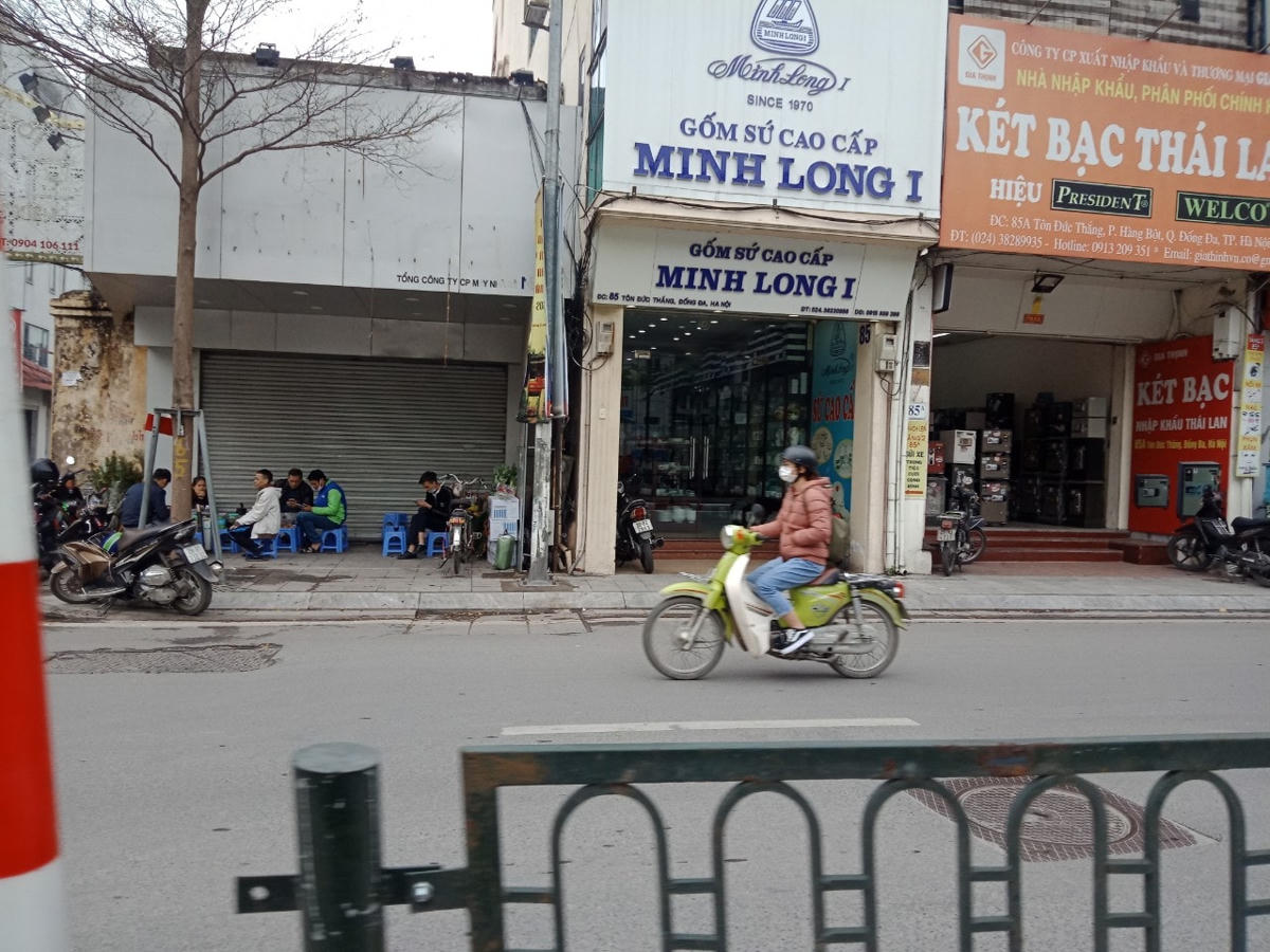 [ẢNH] Hà Nội: Quán ăn, trà đá vỉa hè vẫn mở bán tràn lan