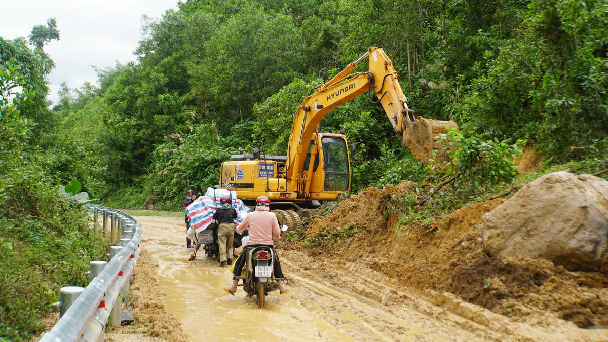 Huy động máy móc khắc phục điểm sạt lở tuyến tỉnh lộ 622B.