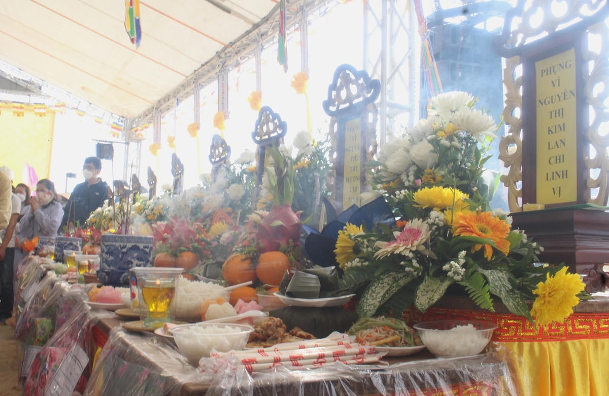 Những bàn thờ vong linh để cầu nguyện cho nạn nhân sớm siêu thoát.