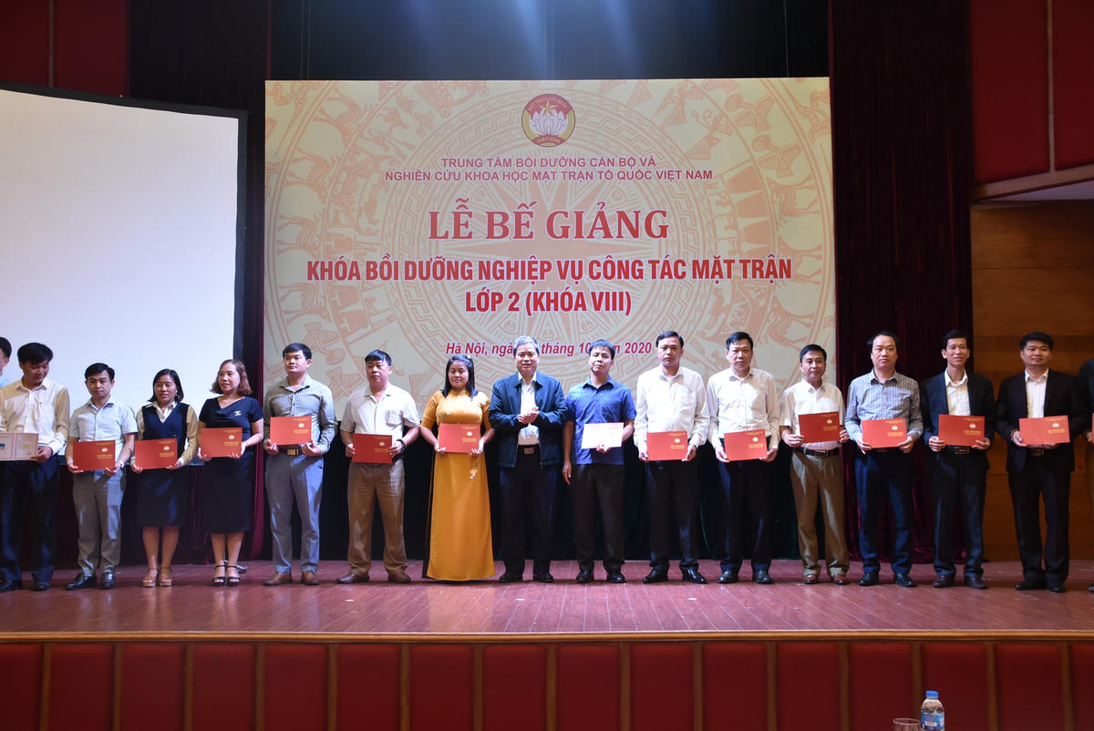 Bế giảng Khóa bồi dưỡng nghiệp vụ công tác Mặt trận lớp 2 khóa VIII
