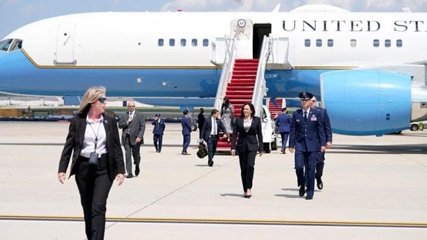 Bà Harris sẽ đổi máy bay để tiếp tục chuyến công du kéo dài 3 ngày. (Nguồn: cbs58.com).