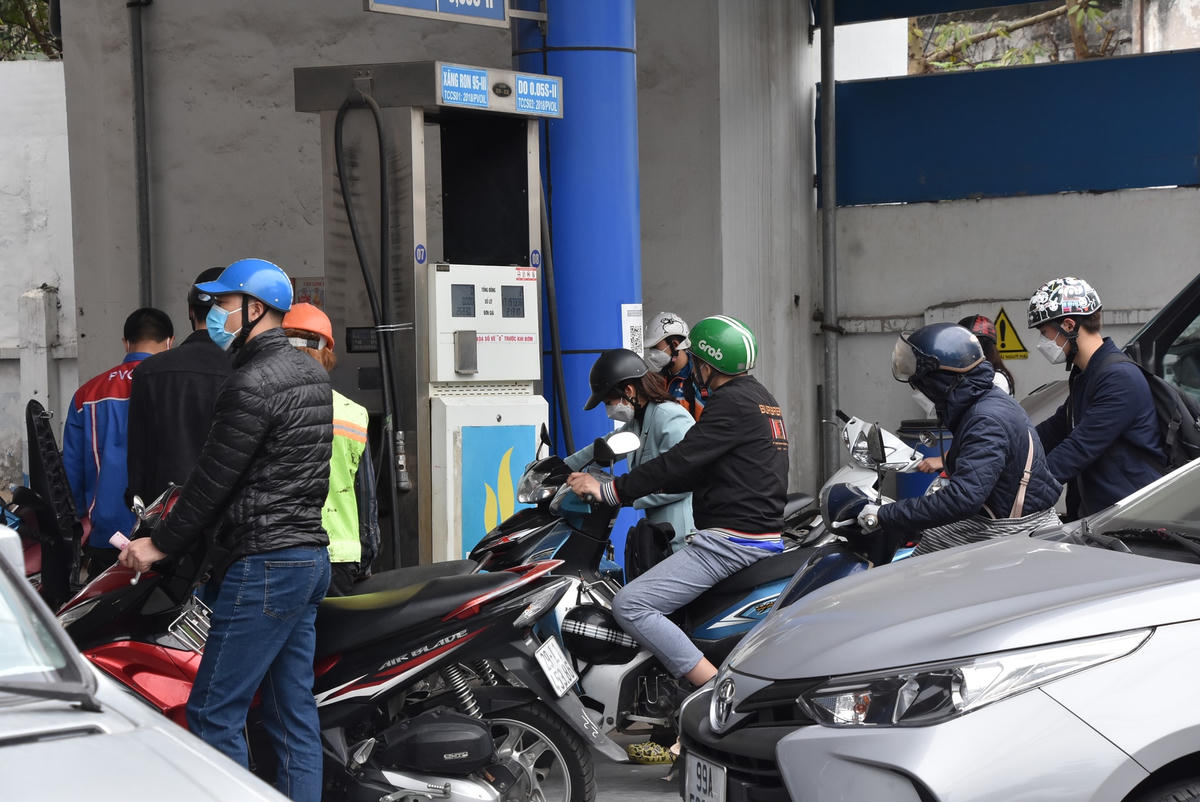 Chiều nay (11/3) là đợt điều hành giá xăng dầu của chu kỳ mới. Theo dữ liệu từ Bộ Công Thương, giá xăng thành phẩm bình quân trên thị trường Singapore cập nhật đến ngày 9/3 là 136,5 USD/thùng RON 92 dùng để pha chế xăng E5 RON 92; 138,4 USD/thùng RON 95.