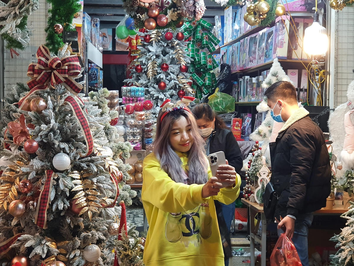 [ẢNH] Hà Nội: Nhà thờ Lớn vắng vẻ, phố Hàng Mã đông nghẹt đêm Noel