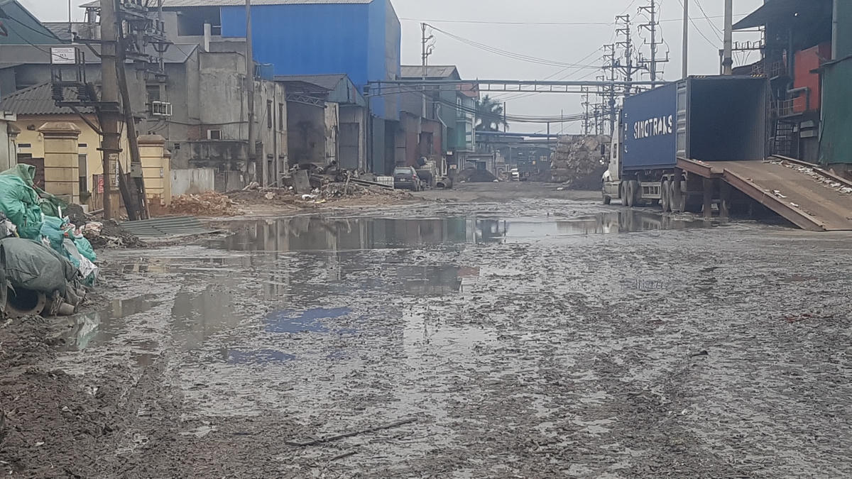 Tuyến đường chính dẫn qua CCN Phú Lâm vào chiều ngày 23/4. Ảnh: Nam Anh.