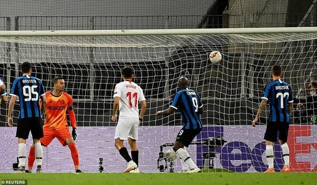 Lukaku trở thành tội đồ với pha đá phản lưới nhà giúp đối thủ đăng quang. (Nguồn: Reuters).