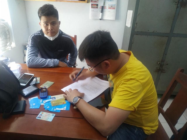 Đối tượng Nguyễn Bá Cường (áo sẫm). Ảnh: H.L..