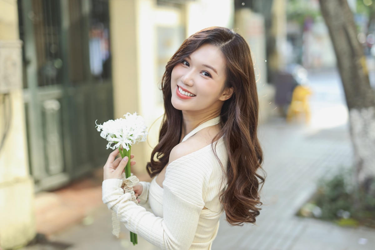 Nữ diễn viên chia sẻ, điều mà cô trăn trở khi đảm nhận vai Ngọc đó là làm sao thể hiện được bề ngoài là một người trưởng thành, nghiêm túc nhưng lại không bị nhạt nhòa.