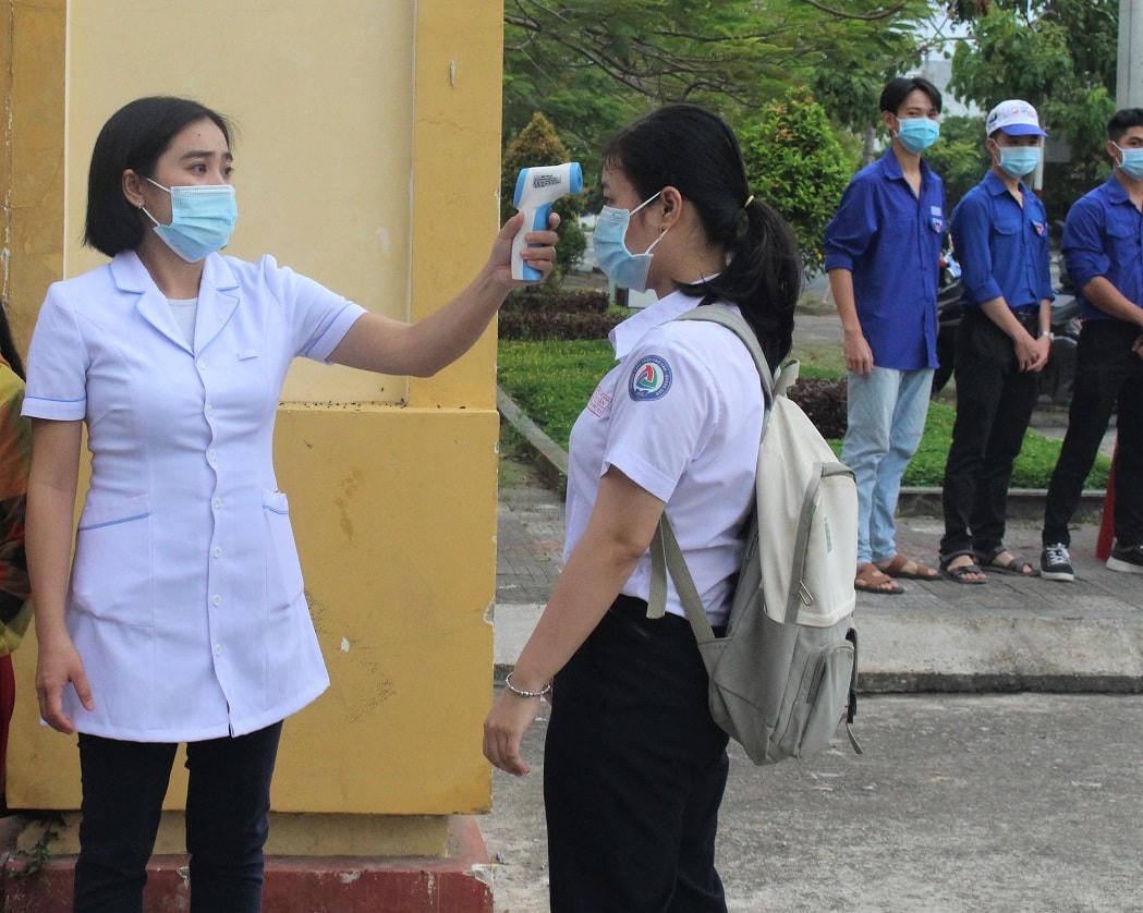 Thí sinh được đo thân nhiệt trước khi vào phòng thi.