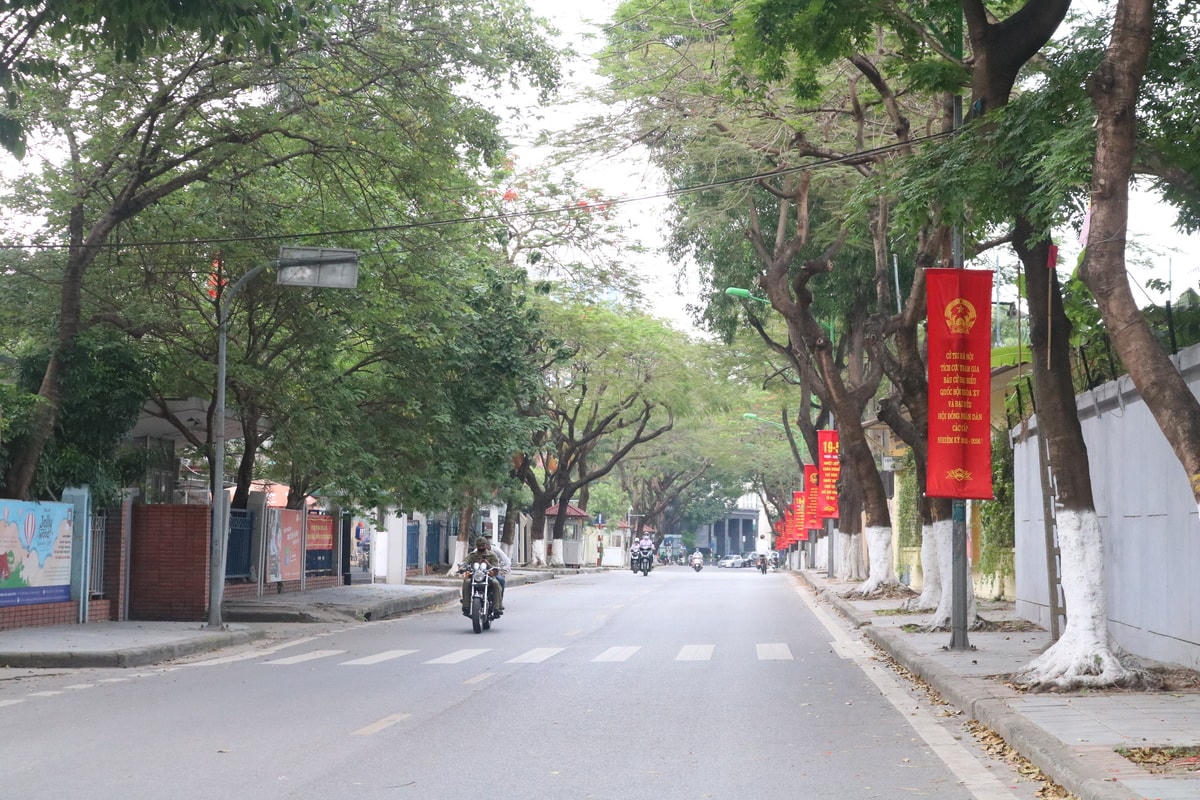 Hà Nội những ngày này ngập tràn hoa và lá cờ đỏ, các tấm pano, khẩu hiệu tuyên truyền, hưởng ứng ngày hội của toàn dân.  