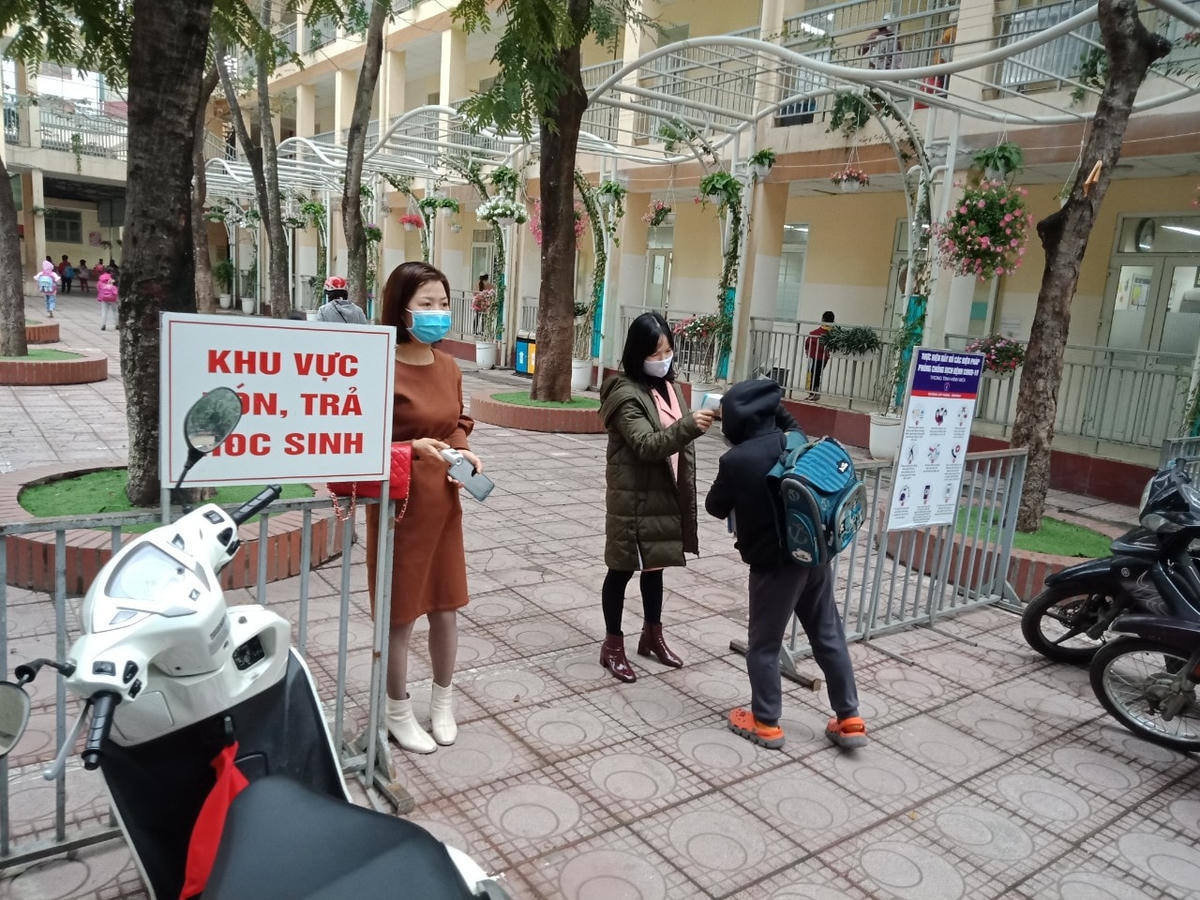 Học sinh Hà Nội ngày đầu đến trường sau kỳ nghỉ Tết dài