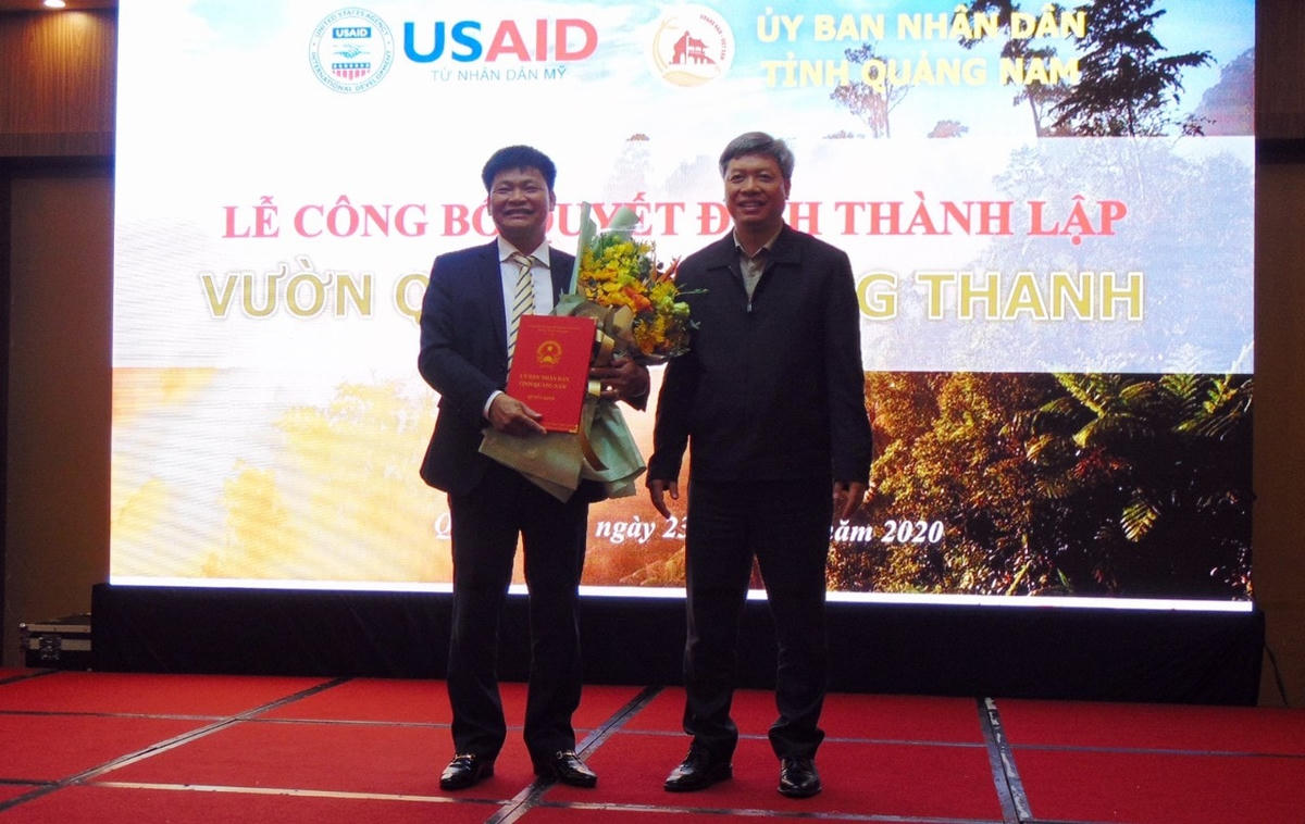 Lãnh đạo tỉnh Quảng Nam trao quyết định thành lập vườn Quốc gia sông Thanh.