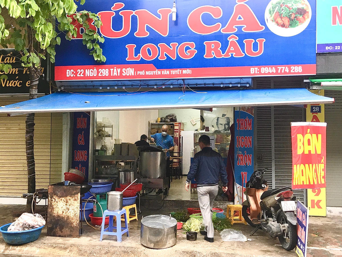[ẢNH] Hà Nội: Chủ quán trắng đêm để chuẩn bị phục vụ đồ ăn cho khách tại chỗ