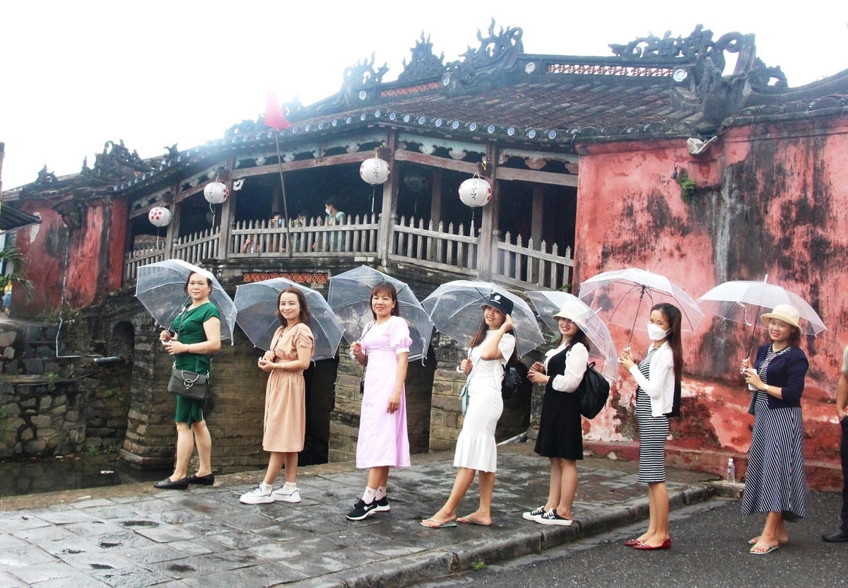 Nhiều du khách chụp ảnh lưu niệm bên Chùa Cầu.