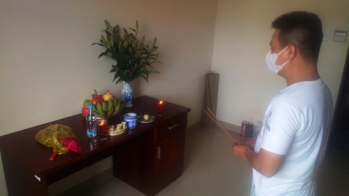 Bàn thờ vọng được lập ngay trong phòng cách ly để anh Nam và 3 người em chịu tang bố.