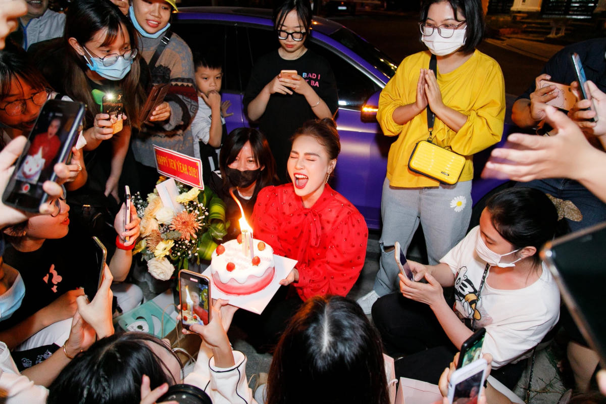 Ninh Dương Lan Ngọc hạnh phúc khi được fans tặng bánh sinh nhật: “Cám ơn các Cám Nhí tại Sài Gòn đã tạo bất ngờ cho bà-chị-già này nhé. Chỉ là 1 buổi event nhỏ của nhãn hàng thôi nên phải chui ra bên ngoài đường đứng vì không có chỗ”.  