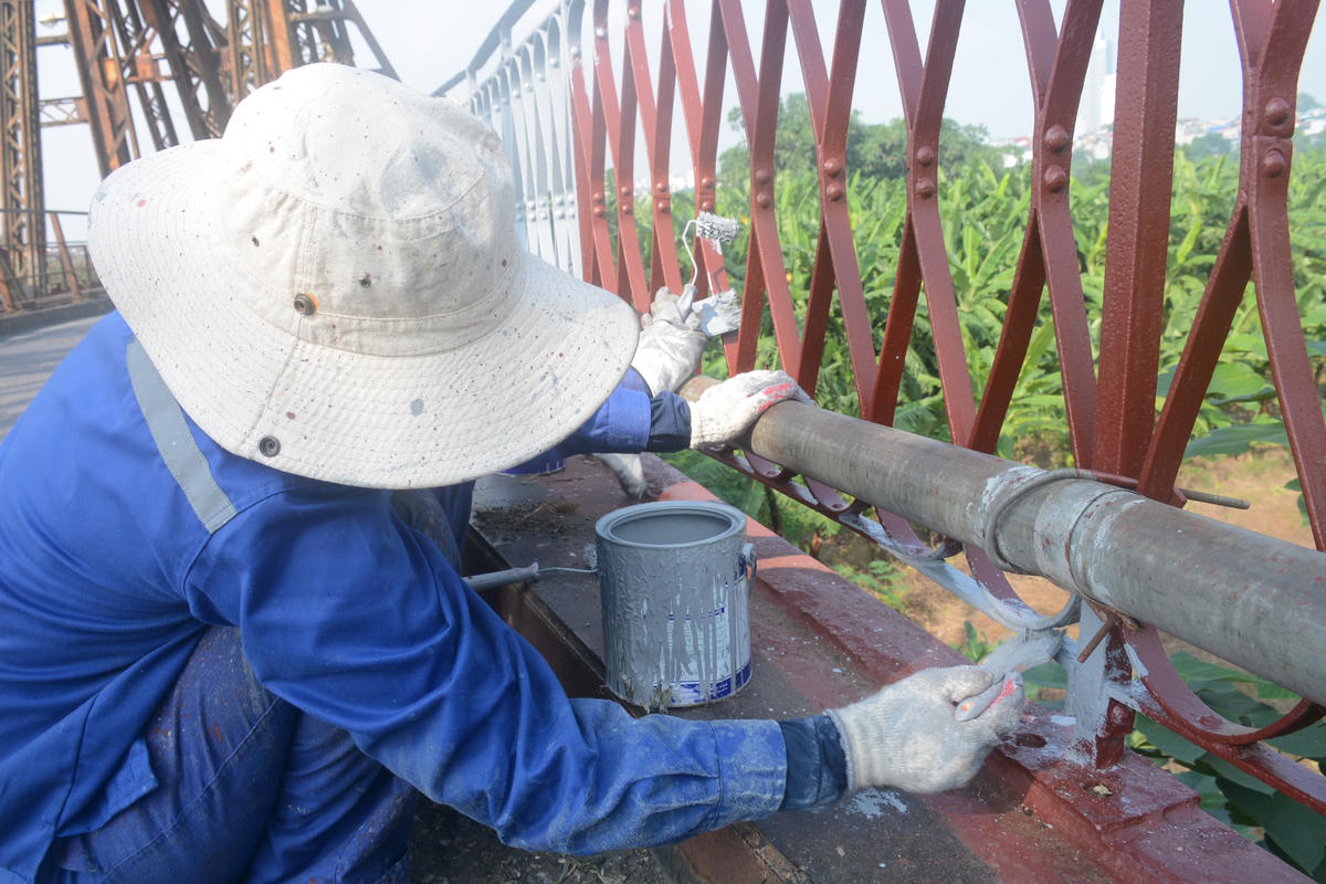 Công nhân của Công ty cổ phần đường sắt Hà Hải đang bảo trì, duy tu cầu Long Biên.