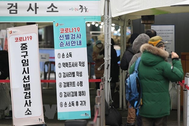 Người dân xếp hàng chờ xét nghiệm Covid-19 tại Seoul (Hàn Quốc). Ảnh: Yonhap.