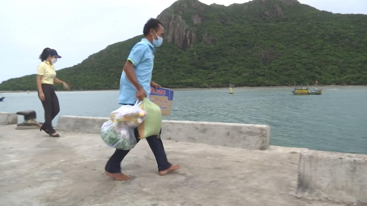 Các cơ quan ban ngành đã phối hợp tổ chức hỗ trợ khẩn cấp cho 23 ngư dân gặp hoàn cảnh khó khăn sau nhiều ngày trên biển.