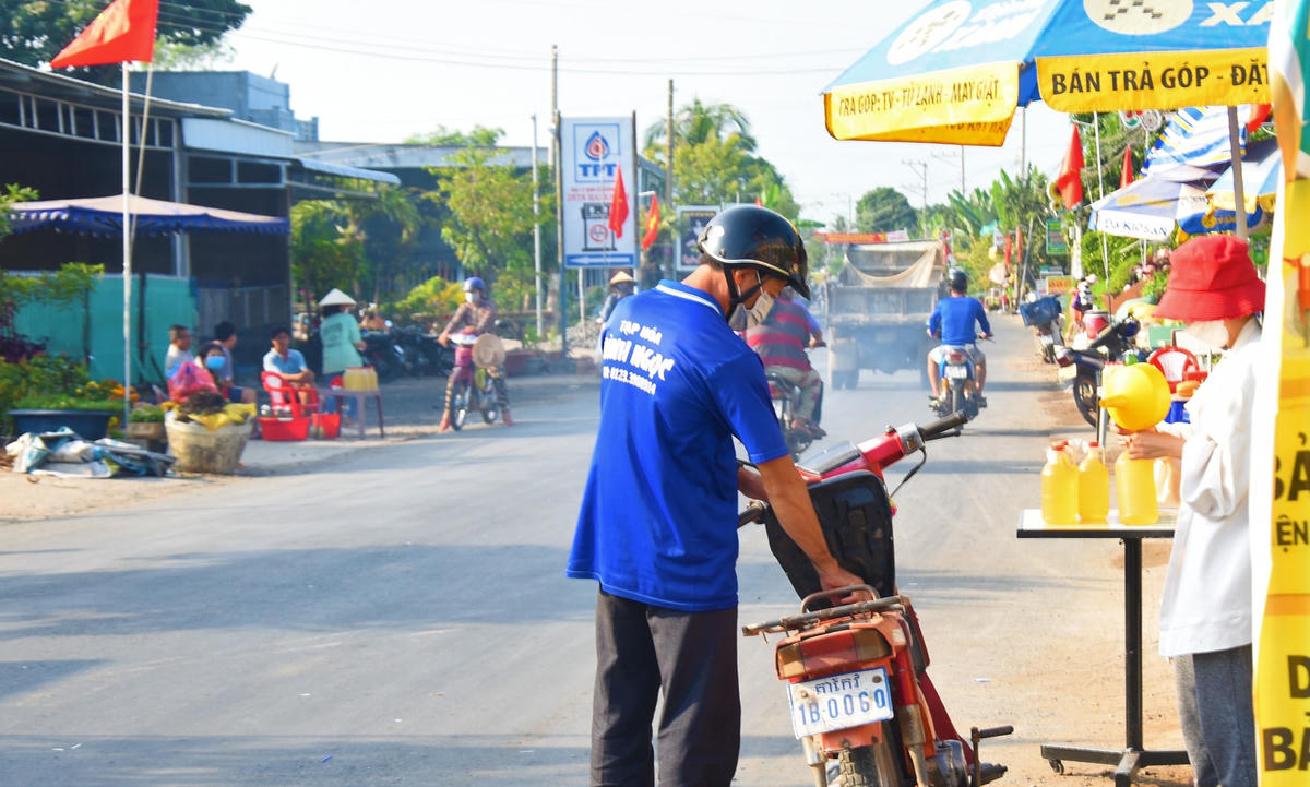 Điểm bán xăng dầu tự phát "mọc" ven Quốc lộ 91C gần cửa hàng kinh doanh xăng dầu. 