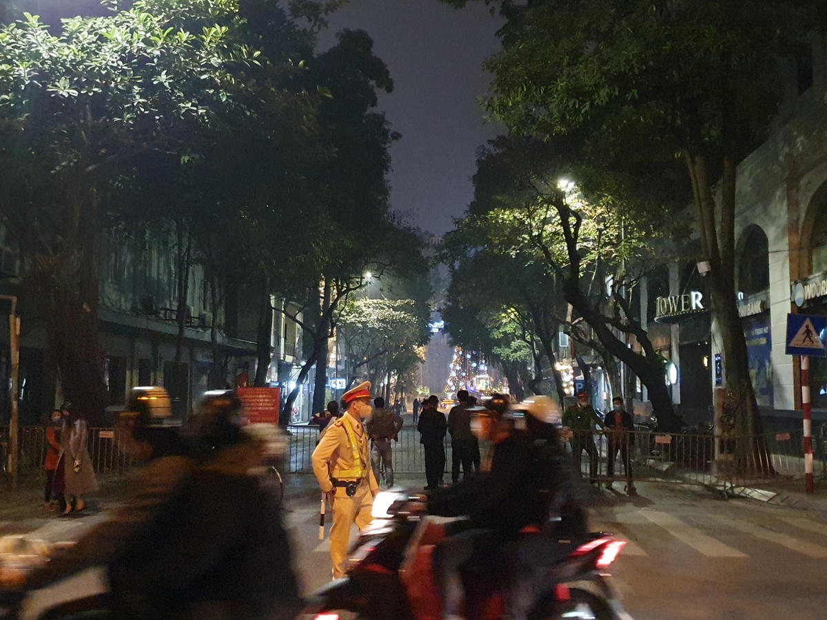 Lực lượng chức năng được bố trí để phân luồng giao thông, nhắc nhở người dân...