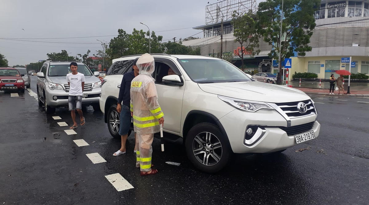 Cảnh sát giao thông khuyến cáo và yêu cầu tài xế xe ô tô quay đầu xe.