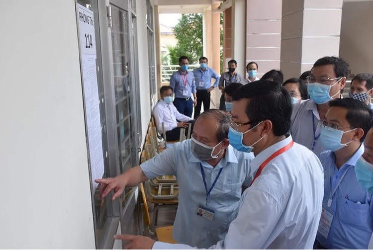 Thứ trưởng Nguyễn Văn Phúc kiểm tra công tác phòng chống dịch phòng thi