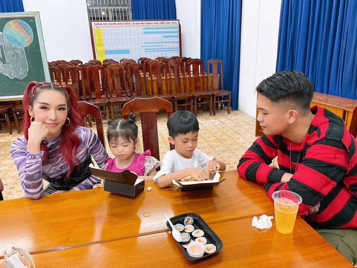 Emily ôn lại kỷ niệm một show diễn hồi tháng trước, khi 2 con nhỏ theo bố mẹ đi diễn: “Kỷ niệm lần đầu 2 em được theo bố mẹ đi diễn, ở hậu trường được các anh chị tiếp đồ ăn nước uống tận tình. Đến lúc bố mẹ lên sân khấu hát cũng đứng dưới cầm lightstick quẩy nhiệt tình luôn.