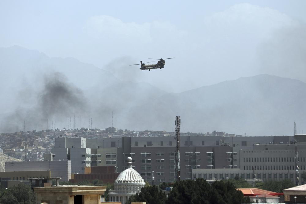 Trực thăng Boeing CH -47 Chinook gần Đại sứ quán Hoa Kỳ đã bắt đầu xuất phát sau khi Taliban chiếm giữ thành phố Jalalabad. (Ảnh: AP)