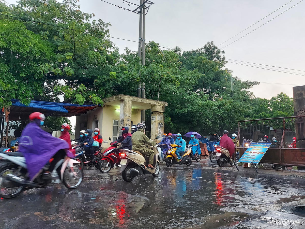  Lối vào các công ty thuộc KCN Lễ Môn sáng 15/9 được kiểm soát chặt chẽ công tác phòng, chống dịch Covid-19.