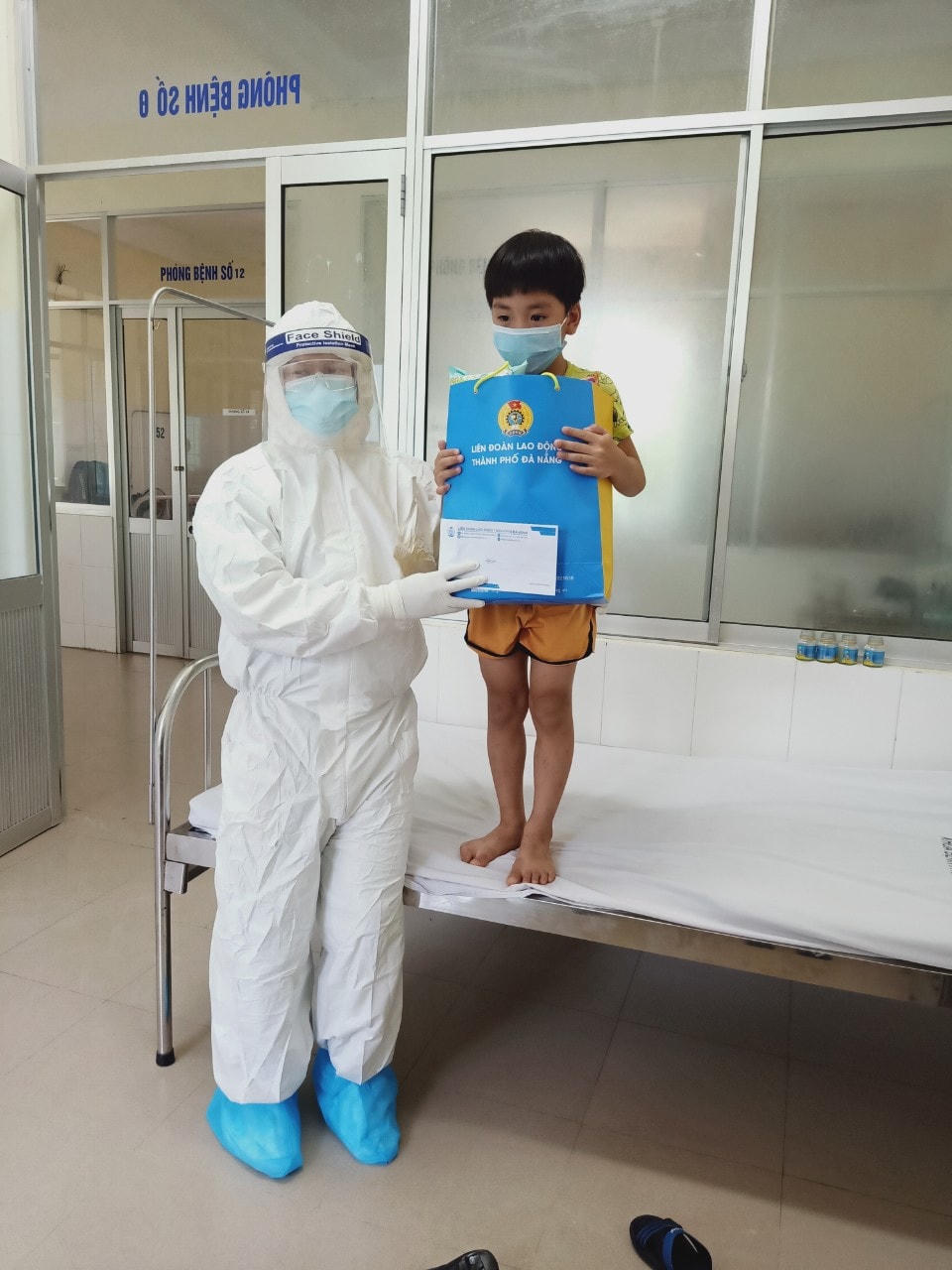Quà ngày 1/6 của các cô chú Liên đoàn lao động TP Đà Nẵng .