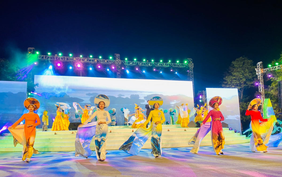 Hội viên các cấp Hội Phụ nữ trên địa bàn TP Hạ Long duyên dáng trong tà áo dài truyền thống.
