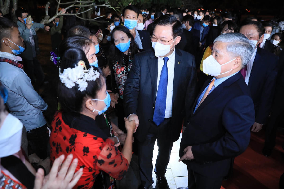 Chủ tịch Quốc hội Vương Đình Huệ, Chủ tịch UBTƯ MTTQ Việt Nam Đỗ Văn Chiến thăm hỏi đồng bào các dân tộc tại Làng Văn hóa - Du lịch các dân tộc Việt Nam.