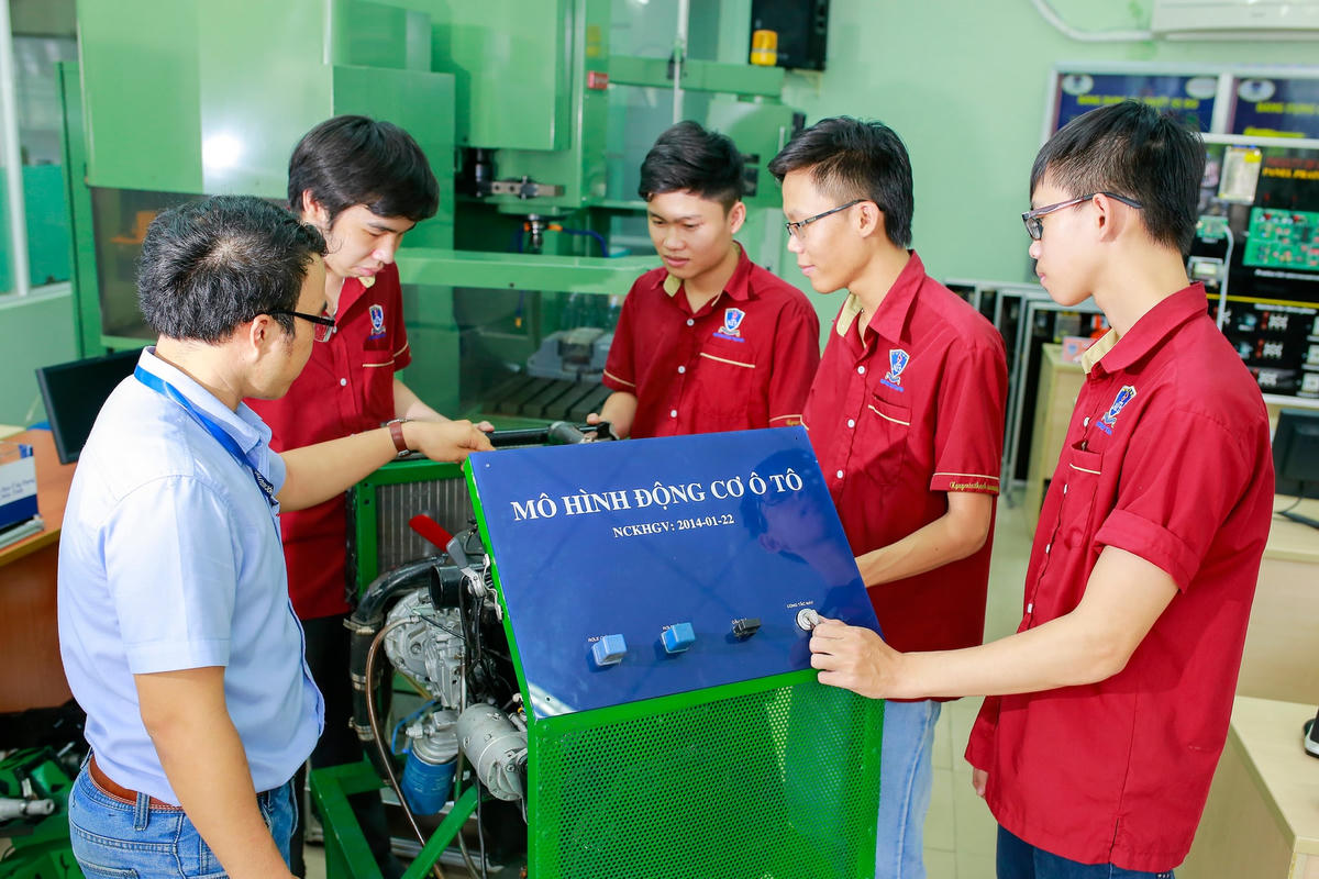 Học sinh chuyển sang học trực tuyến để phòng dịch.