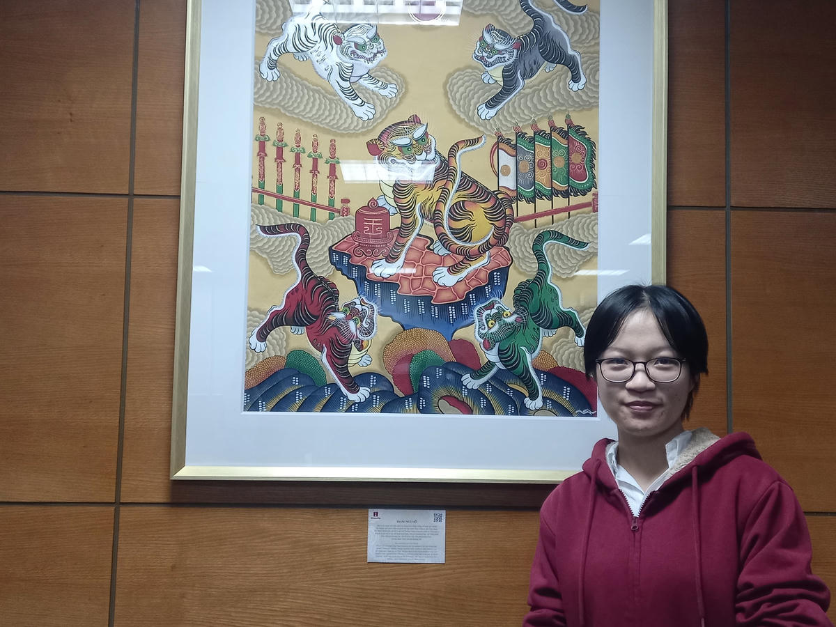 Họa sĩ trẻ Nguyễn Minh Ngọc chia sẻ: “Phong cách, màu sắc và bố cục của tranh Hàng Trống hoàn toàn có thể ứng dụng và phát triển vào sản xuất các sản phẩm đồ họa thiết kế của thời đại. Một ngày nào đó, những sản phẩm mang hơi thở dân gian Việt Nam sẽ trở nên gần gũi với giới trẻ và bạn bè quốc tế”.