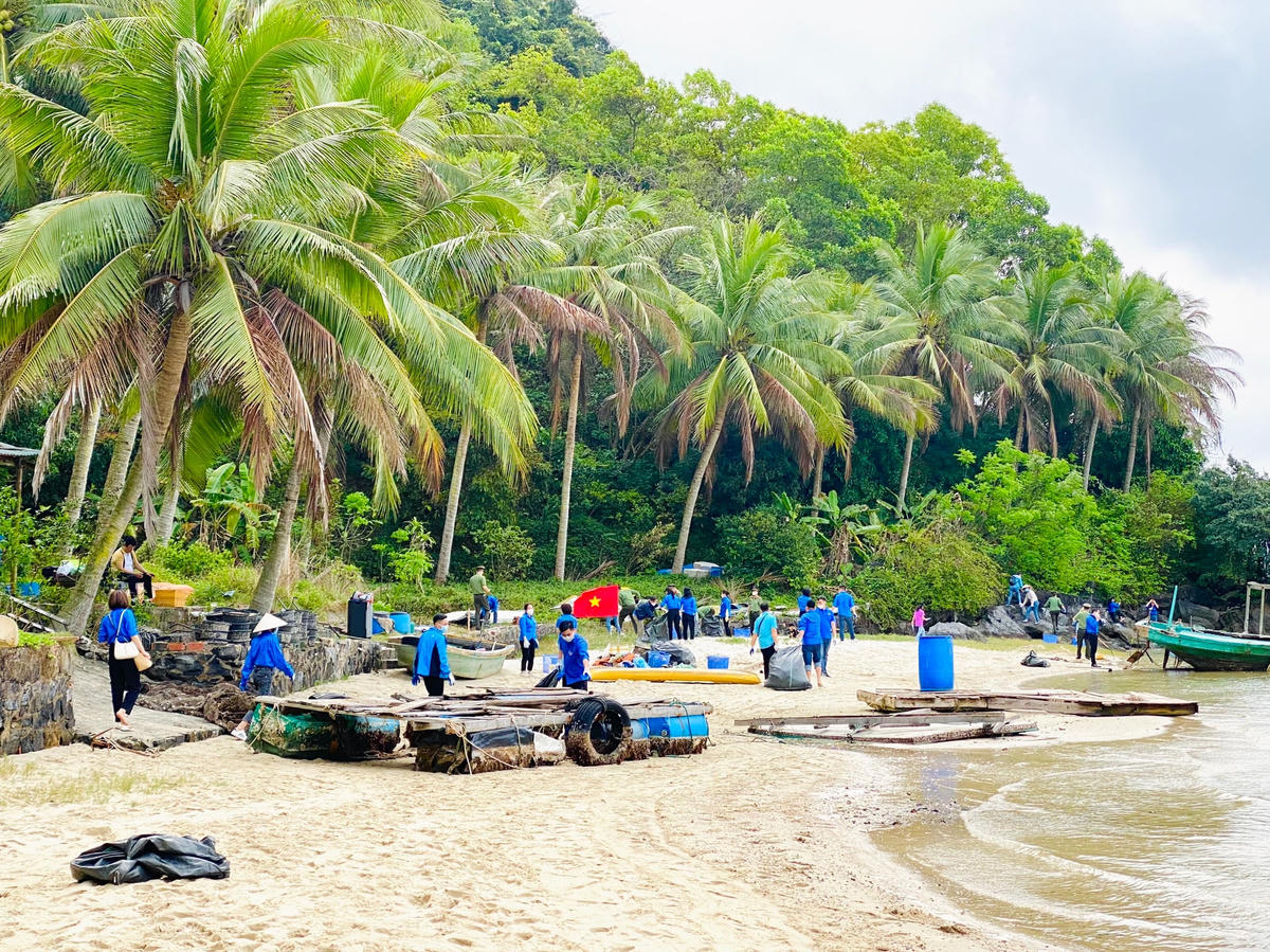 Đảo Lờm Bò nằm trong vùng lõi bảo vệ tuyệt đối của Di sản - Kỳ quan thiên nhiên thế giới vịnh Hạ Long, cách cảng tàu khách 12km, cách đảo Ti tốp khoảng 2 km, sở hữu cảnh quan đẹp các điều kiện sinh học đa dạng.