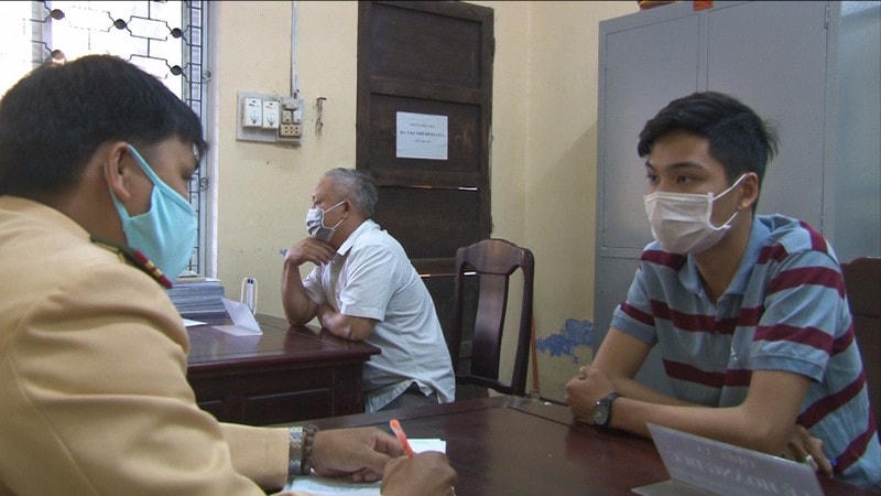 Cơ quan công an làm việc với thanh niên Lê Nguyên Thanh Bình (bìa phải).