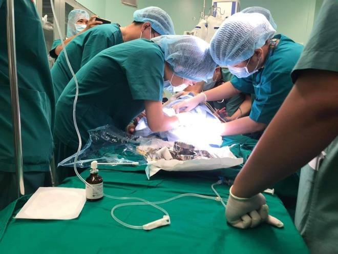 Ca phẫu thuật bắt đầu từ 6h sáng nay, dự kiến kết thúc lúc 18h.
