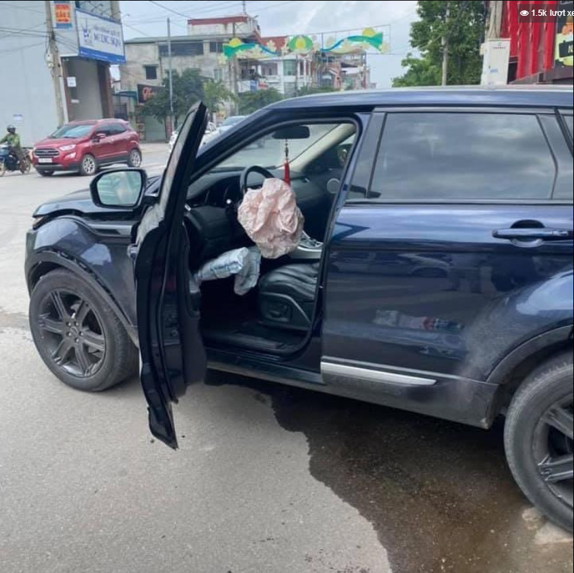 Xe Range Rover bung cả túi khí.