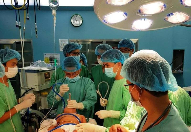 Các bác sĩ đang tiến hành gắp dị vật nằm trong phế quản của bệnh nhi