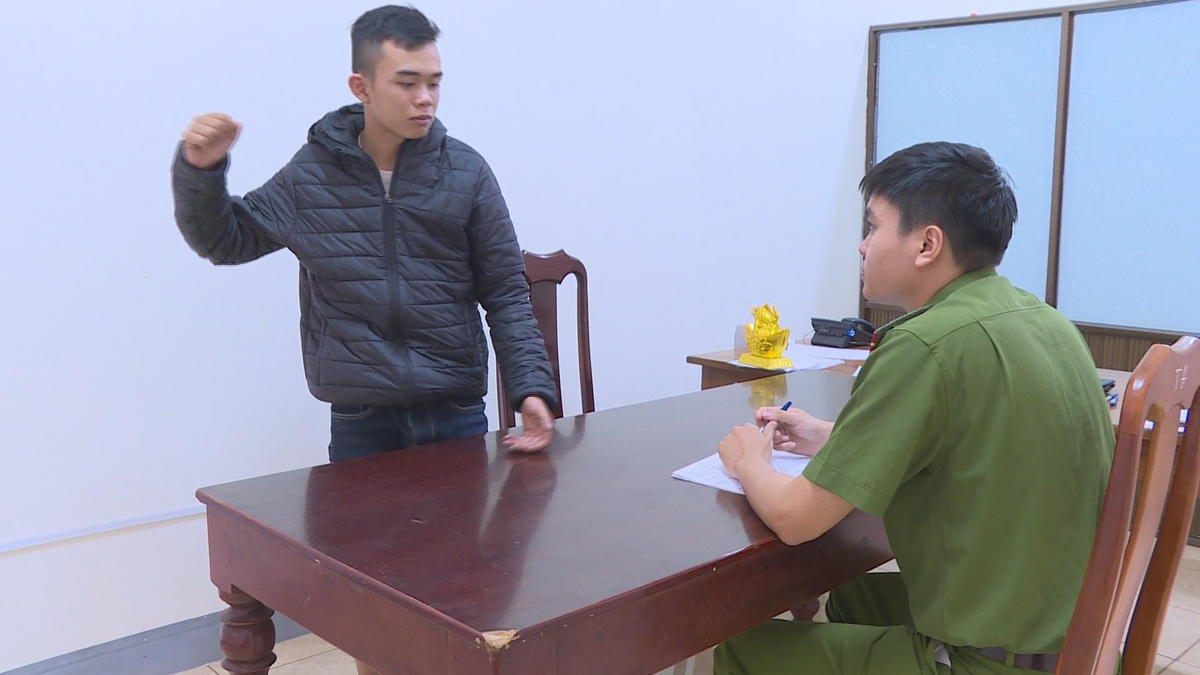 Đạt diễn tả lại hành vi bạo hành các cô gái.