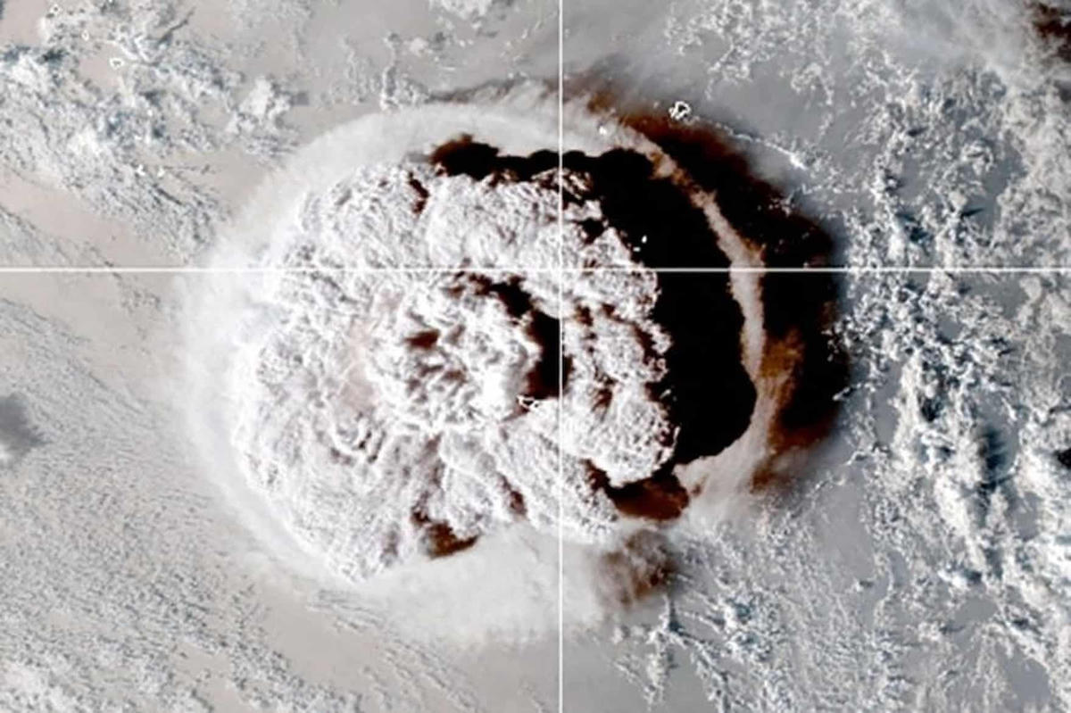 Hình ảnh từ vệ tinh NOAA GOES-West cho thấy hình ảnh vụ phun trào núi lửa Hunga Tonga-Hunga Ha'apai từ trên cao. Ảnh: NOAA / ZUMA Press Wire Service / REX / Shutterstock.