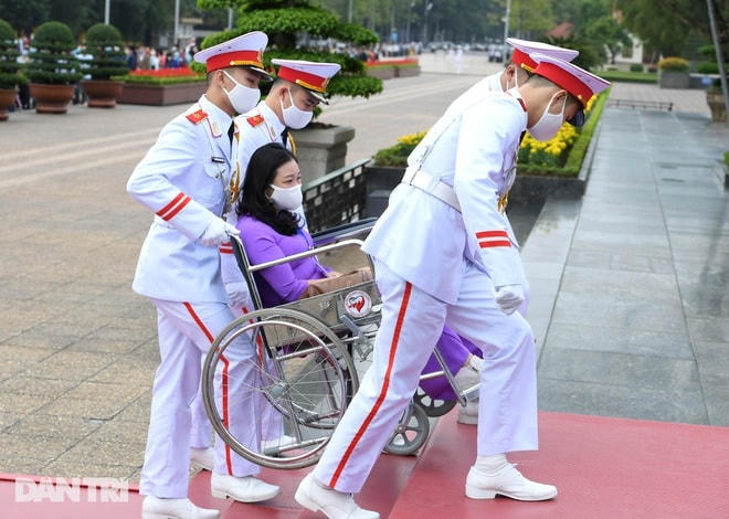 Đoàn 400 tấm gương sáng thầm lặng vì cộng đồng vào Lăng viếng Bác.