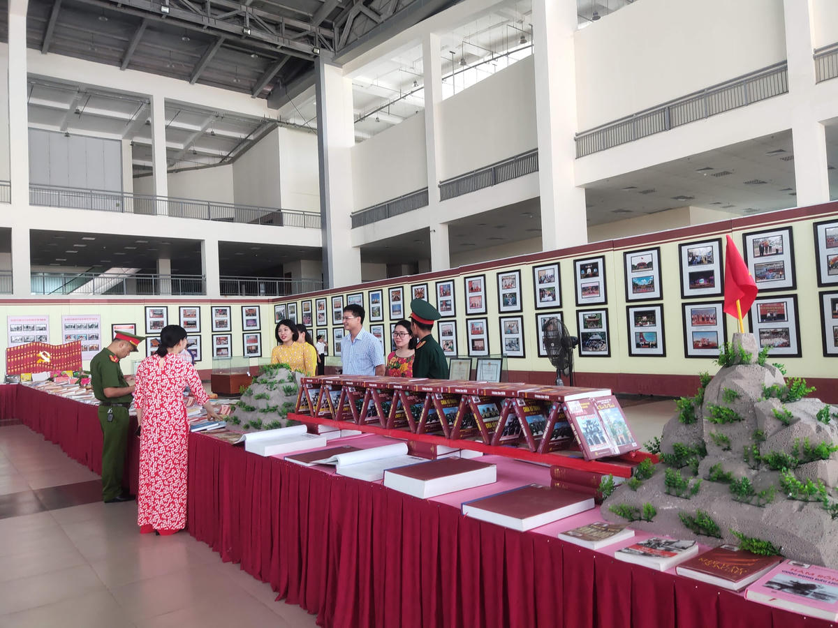 Các sách báo, tư liệu quý được NXB Thanh Hóa chọn lọc kĩ càng từ hàng trăm nghìn tác phẩm.Lễ trưng bày diễn ra từ ngày 24/7 và kết thúc vào ngày 31/7.