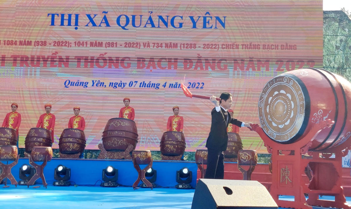 Màn gióng trống khai hội truyền thống Bạch Đằng năm 2022.