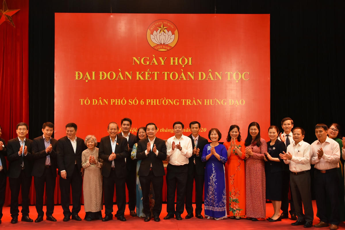 Các đại biểu và nhân dân tham dự ngày hội chụp ảnh lưu niệm.