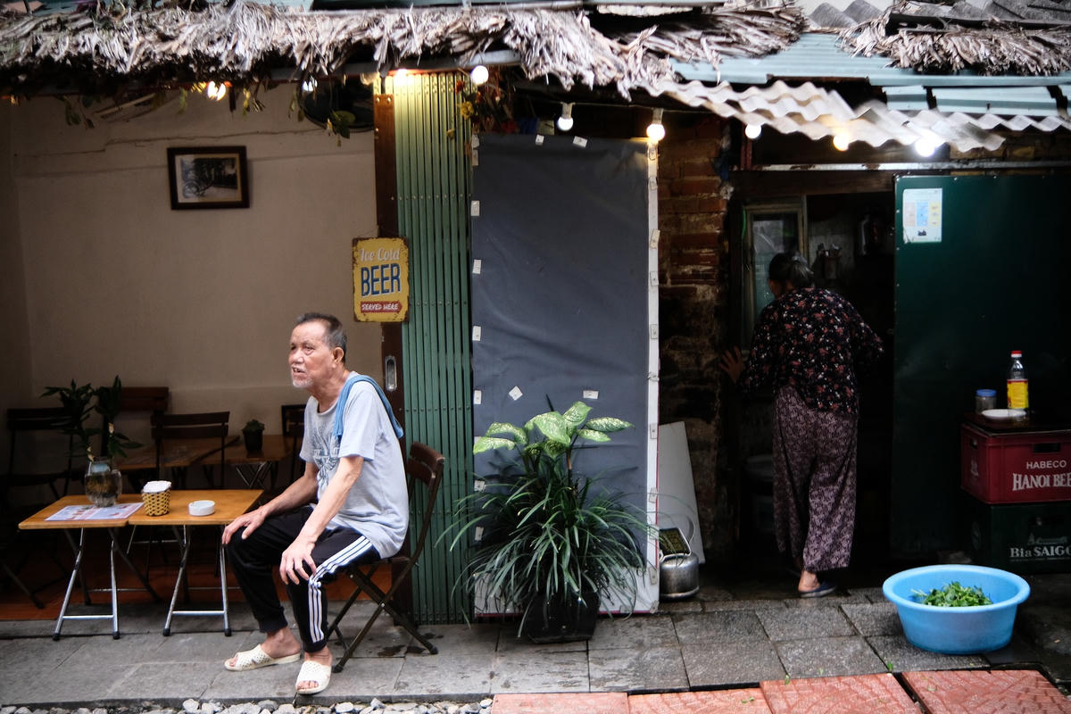 Sau hơn hai năm, phố đường tàu Phùng Hưng bắt đầu có dấu hiệu mở cửa các  hoạt động kinh doanh trở lại để đón các du khách.