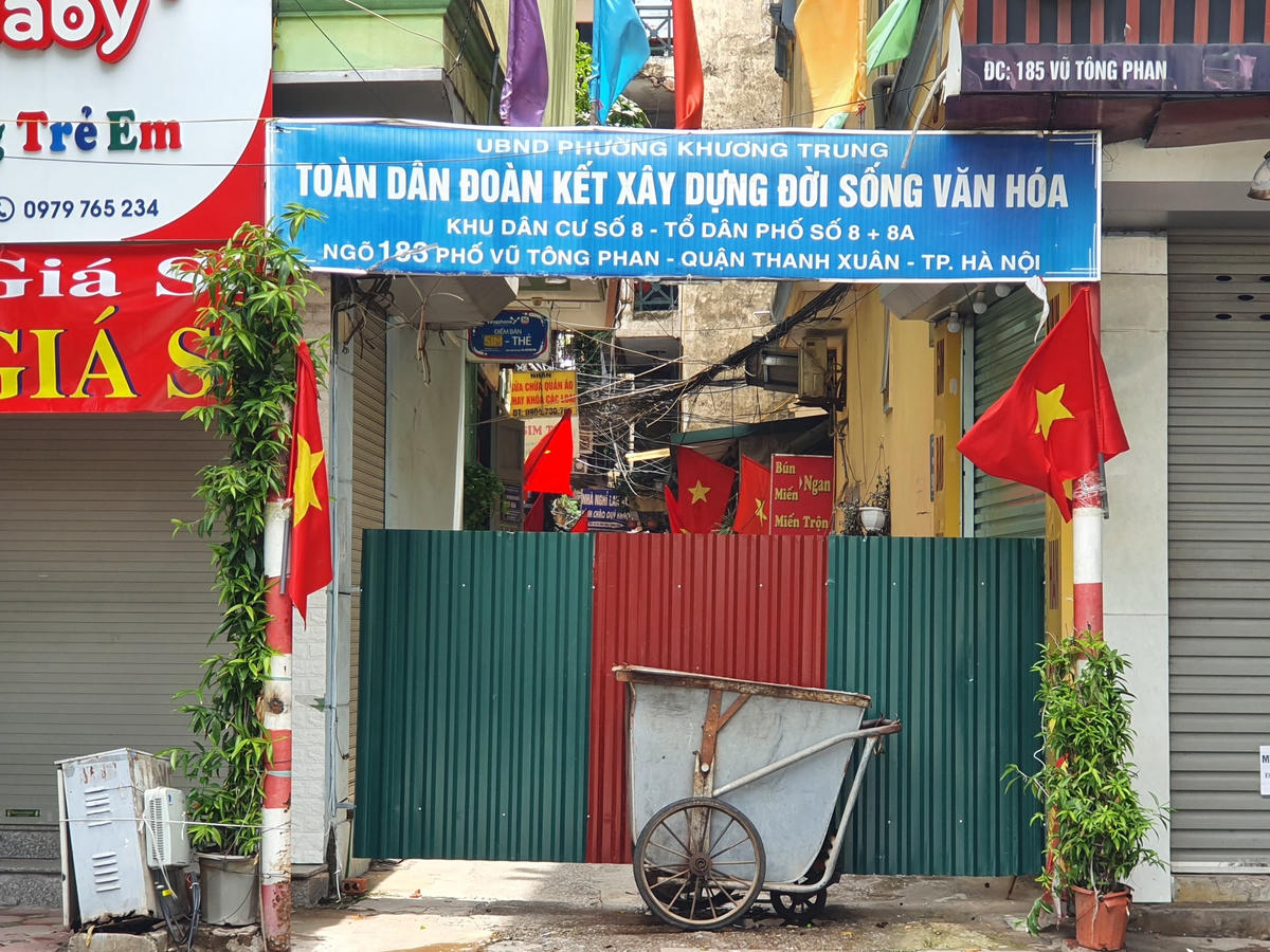 Thậm chí, xe thu gom rác cũng được tận dụng làm rào chắn, trở thành "pháo đài" kiên cố.